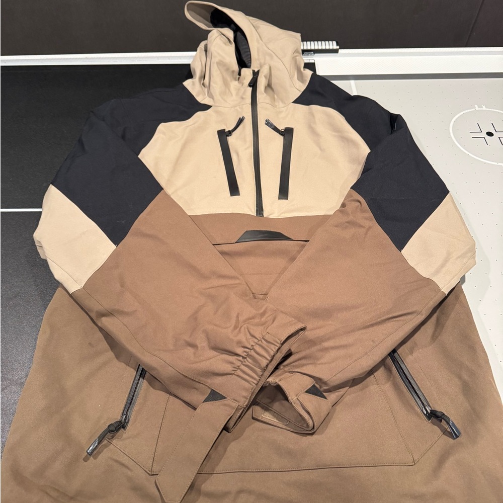 Volcom Pullover snowboard Jacket. Great condition.